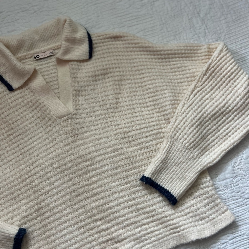 SO Cream V-Neck Sweater with Navy Trim Size Large - Picture 2 of 4
